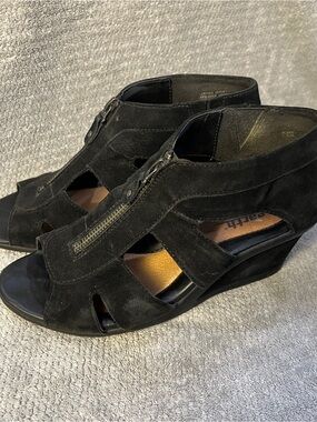 Earth origins suede wedge heels with front zipper size 7